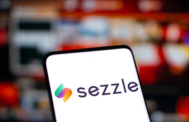 Dhaka, Bangladeş - 21 Aralık 2024: Sezzle logosu akıllı telefonda gösteriliyor. Sezzle halka açık bir finansal teknoloji şirketidir..