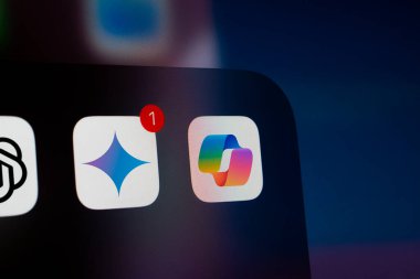 Dhaka, Bangladeş - 01 Ocak 2025: Google Gemini ve Microsoft Copilot uygulama simgesini gösteren iPhone ekranına yakın plan.