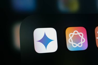 Dhaka, Bangladeş - 01 Ocak 2025: Google Gemini ve Apple Intelligence uygulama simgesini gösteren iPhone ekranına yakın plan.