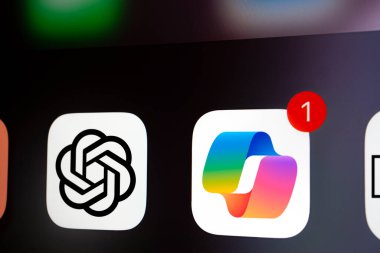 Dhaka, Bangladeş - 01 Ocak 2025: Chatgpt ve Microsoft uygulama simgesini gösteren iPhone ekranına yakın çekim.