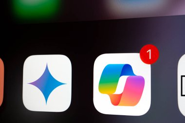 Dhaka, Bangladeş - 01 Ocak 2025: Google Gemini ve Microsoft Copilot uygulama simgesini gösteren iPhone ekranına yakın plan.
