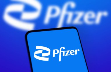 Dhaka, Bangladeş - 11 Ocak 2025: pfizer logosu akıllı telefonda gösterilir. Pfizer Inc., ABD 'li çok uluslu ilaç ve biyoteknoloji şirketidir..