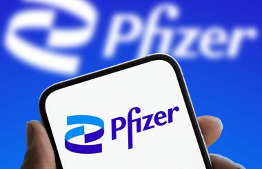 Dhaka, Bangladeş - 11 Ocak 2025: pfizer logosu akıllı telefonda gösterilir. Pfizer Inc., ABD 'li çok uluslu ilaç ve biyoteknoloji şirketidir..