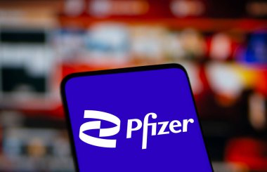 Dhaka, Bangladeş - 11 Ocak 2025: pfizer logosu akıllı telefonda gösterilir. Pfizer Inc., ABD 'li çok uluslu ilaç ve biyoteknoloji şirketidir..