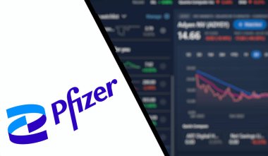 Dhaka, Bangladeş - 11 Ocak 2025: pfizer logosu akıllı telefonda gösterilir. Pfizer Inc., ABD 'li çok uluslu ilaç ve biyoteknoloji şirketidir..