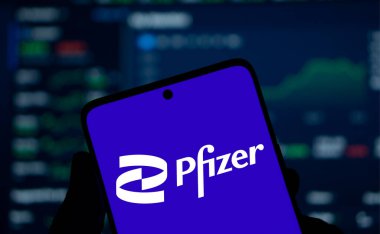Dhaka, Bangladeş - 11 Ocak 2025: pfizer logosu akıllı telefonda gösterilir. Pfizer Inc., ABD 'li çok uluslu ilaç ve biyoteknoloji şirketidir..