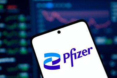 Dhaka, Bangladeş - 11 Ocak 2025: pfizer logosu akıllı telefonda gösterilir. Pfizer Inc., ABD 'li çok uluslu ilaç ve biyoteknoloji şirketidir..