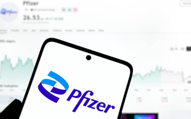 Dhaka, Bangladeş - 11 Ocak 2025: pfizer logosu akıllı telefonda gösterilir. Pfizer Inc., ABD 'li çok uluslu ilaç ve biyoteknoloji şirketidir..