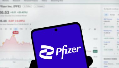 Dhaka, Bangladeş - 11 Ocak 2025: pfizer logosu akıllı telefonda gösterilir. Pfizer Inc., ABD 'li çok uluslu ilaç ve biyoteknoloji şirketidir..