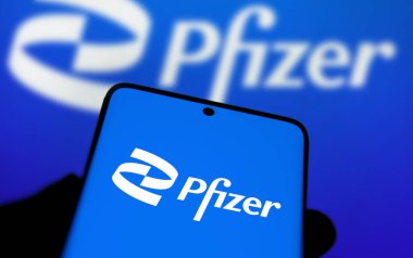 Dhaka, Bangladeş - 11 Ocak 2025: pfizer logosu akıllı telefonda gösterilir. Pfizer Inc., ABD 'li çok uluslu ilaç ve biyoteknoloji şirketidir..