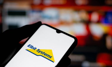 Dhaka, Bangladeş - 2 Ocak 2025: Elbit sistem logosu akıllı telefonda gösterilir. Elbit Systems Ltd, İsrail merkezli uluslararası askeri teknoloji şirketidir..