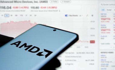 Dhaka, Bangladeş - 12 Ocak 2025: AMD logosu akıllı telefonda sergilenmektedir. Gelişmiş Micro Devices Inc (AMD), ABD 'li çok uluslu teknoloji şirketidir..