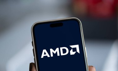 Dhaka, Bangladeş - 12 Ocak 2025: AMD logosu akıllı telefonda sergilenmektedir. Gelişmiş Micro Devices Inc (AMD), ABD 'li çok uluslu teknoloji şirketidir..