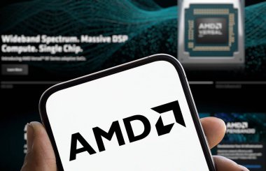 Dhaka, Bangladeş - 12 Ocak 2025: AMD logosu akıllı telefonda sergilenmektedir. Gelişmiş Micro Devices Inc (AMD), ABD 'li çok uluslu teknoloji şirketidir..