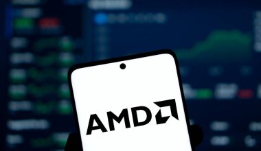 Dhaka, Bangladeş - 12 Ocak 2025: AMD logosu akıllı telefonda sergilenmektedir. Gelişmiş Micro Devices Inc (AMD), ABD 'li çok uluslu teknoloji şirketidir..