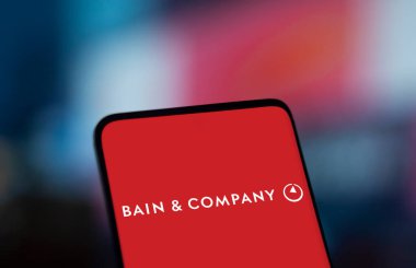 Dhaka, Bangladeş - 7 Ocak 2025: Bain & Company logosu akıllı telefonda sergilenmektedir. Bain & Company bir Amerikan yönetim danışmanlık şirketidir..