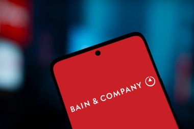Dhaka, Bangladeş - 7 Ocak 2025: Bain & Company logosu akıllı telefonda sergilenmektedir. Bain & Company bir Amerikan yönetim danışmanlık şirketidir..