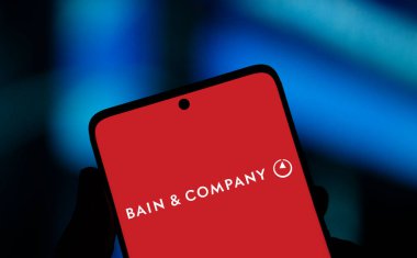 Dhaka, Bangladeş - 7 Ocak 2025: Bain & Company logosu akıllı telefonda sergilenmektedir. Bain & Company bir Amerikan yönetim danışmanlık şirketidir..