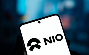 Dhaka, Bangladeş - 7 Ocak 2025: Nio logosu akıllı telefonda sergilenmektedir. Nio Inc, Çinli çok uluslu otomobil üreticisi..