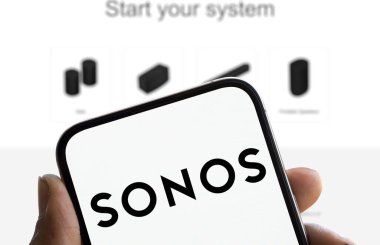 Dhaka, Bangladeş - 6 Ocak 2025: Sonos logosu akıllı telefonda gösteriliyor. Sonos Inc, Amerikalı ses ekipmanı üreticisi bir şirket..