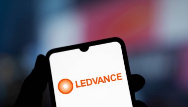Dhaka, Bangladeş - 7 Ocak 2025: Ledvance logosu akıllı telefonda sergilenmektedir. Ledvance GmbH, Alman çok uluslu LED ışıklandırma ve akıllı ev teknolojileri şirketidir..