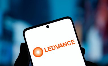 Dhaka, Bangladeş - 7 Ocak 2025: Ledvance logosu akıllı telefonda sergilenmektedir. Ledvance GmbH, Alman çok uluslu LED ışıklandırma ve akıllı ev teknolojileri şirketidir..