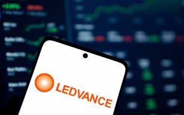 Dhaka, Bangladeş - 7 Ocak 2025: Ledvance logosu akıllı telefonda sergilenmektedir. Ledvance GmbH, Alman çok uluslu LED ışıklandırma ve akıllı ev teknolojileri şirketidir..