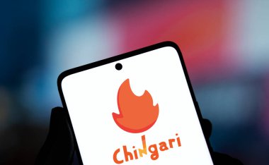 Dhaka, Bangladeş - 13 Ocak 2025: Chingari logosu akıllı telefonda sergilenmektedir. Chingari mobil video paylaşım uygulaması..