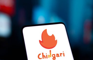 Dhaka, Bangladeş - 13 Ocak 2025: Chingari logosu akıllı telefonda sergilenmektedir. Chingari mobil video paylaşım uygulaması..