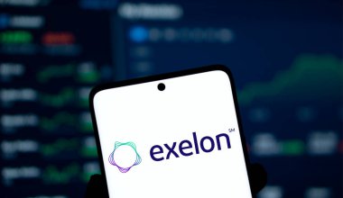 Dhaka, Bangladeş - 15 Aralık 2024: exelon logosu akıllı telefondan gösteriliyor. Exelon Corporation bir kamu hizmeti şirketidir..