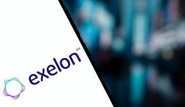 Dhaka, Bangladeş - 15 Aralık 2024: exelon logosu akıllı telefondan gösteriliyor. Exelon Corporation bir kamu hizmeti şirketidir..