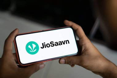 Dhaka, Bangladeş - 8 Ocak 2025: JioSaavn logosu akıllı telefonda sergilenmektedir. JioSaavn bir Hint müzik servisidir..