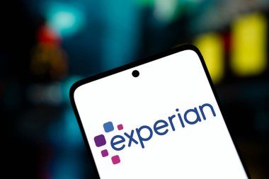 Dhaka, Bangladeş - 11 Aralık 2024: uzman logosu akıllı telefonda sergileniyor. Experian plc, çok uluslu bir veri analizi ve tüketici kredi raporlama şirketidir..