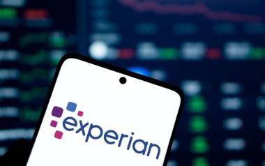 Dhaka, Bangladeş - 11 Aralık 2024: uzman logosu akıllı telefonda sergileniyor. Experian plc, çok uluslu bir veri analizi ve tüketici kredi raporlama şirketidir..