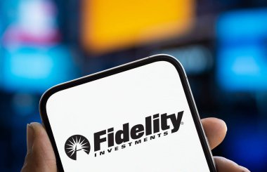 Dhaka, Bangladeş - 29 Aralık 2024: Fidelity Yatırım logosu akıllı telefonda sergileniyor. Fidelity Management & Research, ABD 'li çok uluslu finans hizmeti şirketidir..