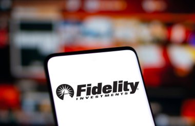 Dhaka, Bangladeş - 29 Aralık 2024: Fidelity Yatırım logosu akıllı telefonda sergileniyor. Fidelity Management & Research, ABD 'li çok uluslu finans hizmeti şirketidir..