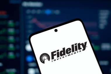 Dhaka, Bangladeş - 29 Aralık 2024: Fidelity Yatırım logosu akıllı telefonda sergileniyor. Fidelity Management & Research, ABD 'li çok uluslu finans hizmeti şirketidir..
