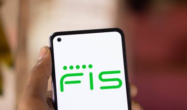 Dhaka, Bangladeş - 15 Aralık 2024: fis logosu akıllı telefonda gösterilir. Fidelity National Information Services, Inc. (Fidelity National Information Services, Inc.) çok çeşitli finansal ürünler ve hizmetler sunan bir Amerikan çokuluslu şirketidir..