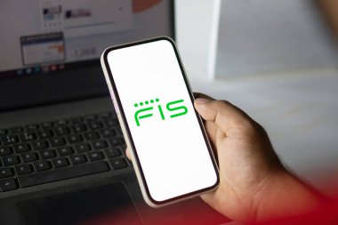 Dhaka, Bangladeş - 15 Aralık 2024: fis logosu akıllı telefonda gösterilir. Fidelity National Information Services, Inc. (Fidelity National Information Services, Inc.) çok çeşitli finansal ürünler ve hizmetler sunan bir Amerikan çokuluslu şirketidir..
