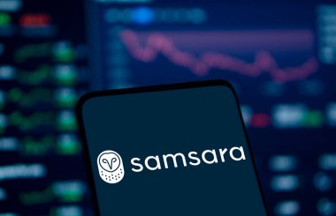 Dhaka, Bangladeş - 15 Aralık 2024: Samsara logosu akıllı telefonda gösteriliyor. Samsara Inc. bir Amerikan IOT şirketidir..