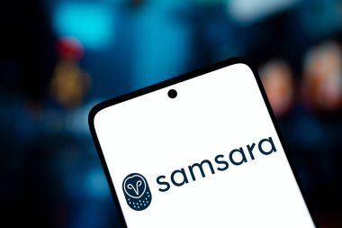 Dhaka, Bangladeş - 15 Aralık 2024: Samsara logosu akıllı telefonda gösteriliyor. Samsara Inc. bir Amerikan IOT şirketidir..