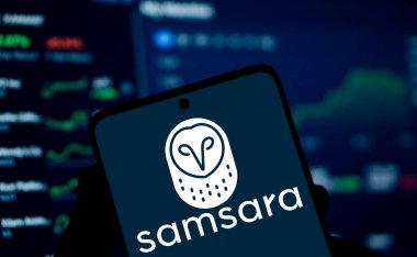 Dhaka, Bangladeş - 15 Aralık 2024: Samsara logosu akıllı telefonda gösteriliyor. Samsara Inc. bir Amerikan IOT şirketidir..