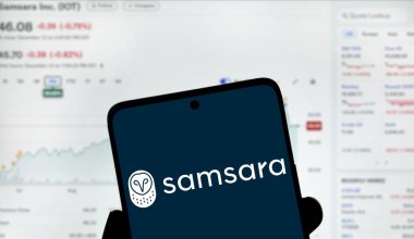 Dhaka, Bangladeş - 15 Aralık 2024: Samsara logosu akıllı telefonda gösteriliyor. Samsara Inc. bir Amerikan IOT şirketidir..