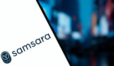 Dhaka, Bangladeş - 15 Aralık 2024: Samsara logosu akıllı telefonda gösteriliyor. Samsara Inc. bir Amerikan IOT şirketidir..