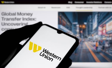 Dhaka, Bangladeş - 17 Aralık 2024: Batı sendikası logosu akıllı telefonda sergileniyor. Western Union Company, Amerika Birleşik Devletleri 'nin çok uluslu finansal hizmet şirketidir..