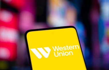 Dhaka, Bangladeş - 17 Aralık 2024: Batı sendikası logosu akıllı telefonda sergileniyor. Western Union Company, Amerika Birleşik Devletleri 'nin çok uluslu finansal hizmet şirketidir..