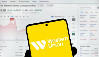 Dhaka, Bangladeş - 17 Aralık 2024: Batı sendikası logosu akıllı telefonda sergileniyor. Western Union Company, Amerika Birleşik Devletleri 'nin çok uluslu finansal hizmet şirketidir..