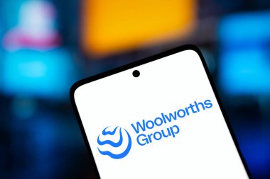 Dhaka, Bangladeş - 24 Aralık 2024: Woolworths grup logosu akıllı telefonda sergilenmektedir. Woolworths Group Limited, Avustralyalı çok uluslu perakende ve finans şirketidir..