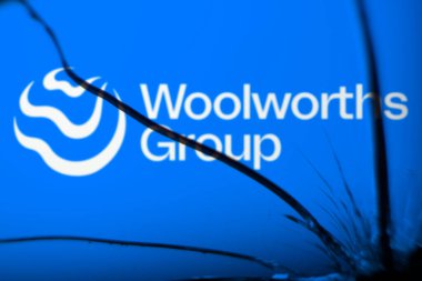 Dhaka, Bangladeş - 24 Aralık 2024: Woolworths grup logosu kırık camda görülüyor. Woolworths Group Limited, Avustralyalı çok uluslu perakende ve finans şirketidir..