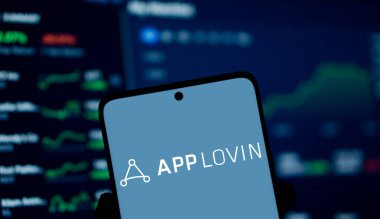 Dhaka, Bangladeş - 19 Aralık 2024: App Lovin logosu akıllı telefonda gösteriliyor. AppLovin Corporation bir Amerikan mobil teknoloji şirketidir..